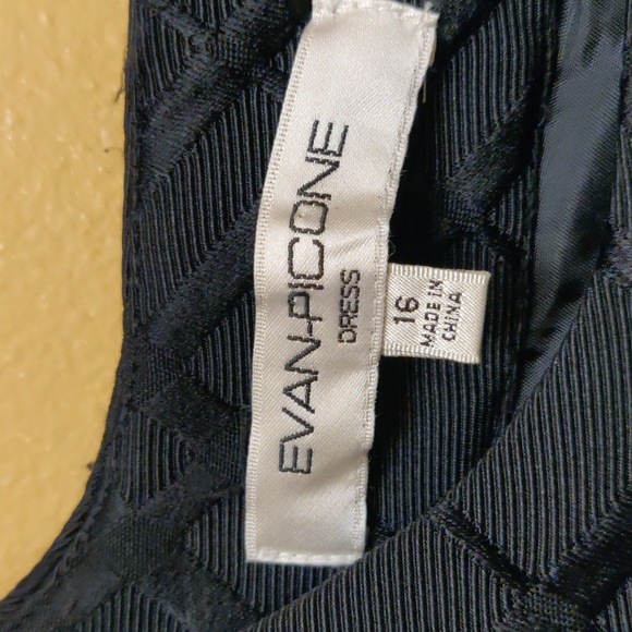 Evan-Picone Black Sleeveless Dress With Raised Diamond Shaped Design - Picture 8 of 8